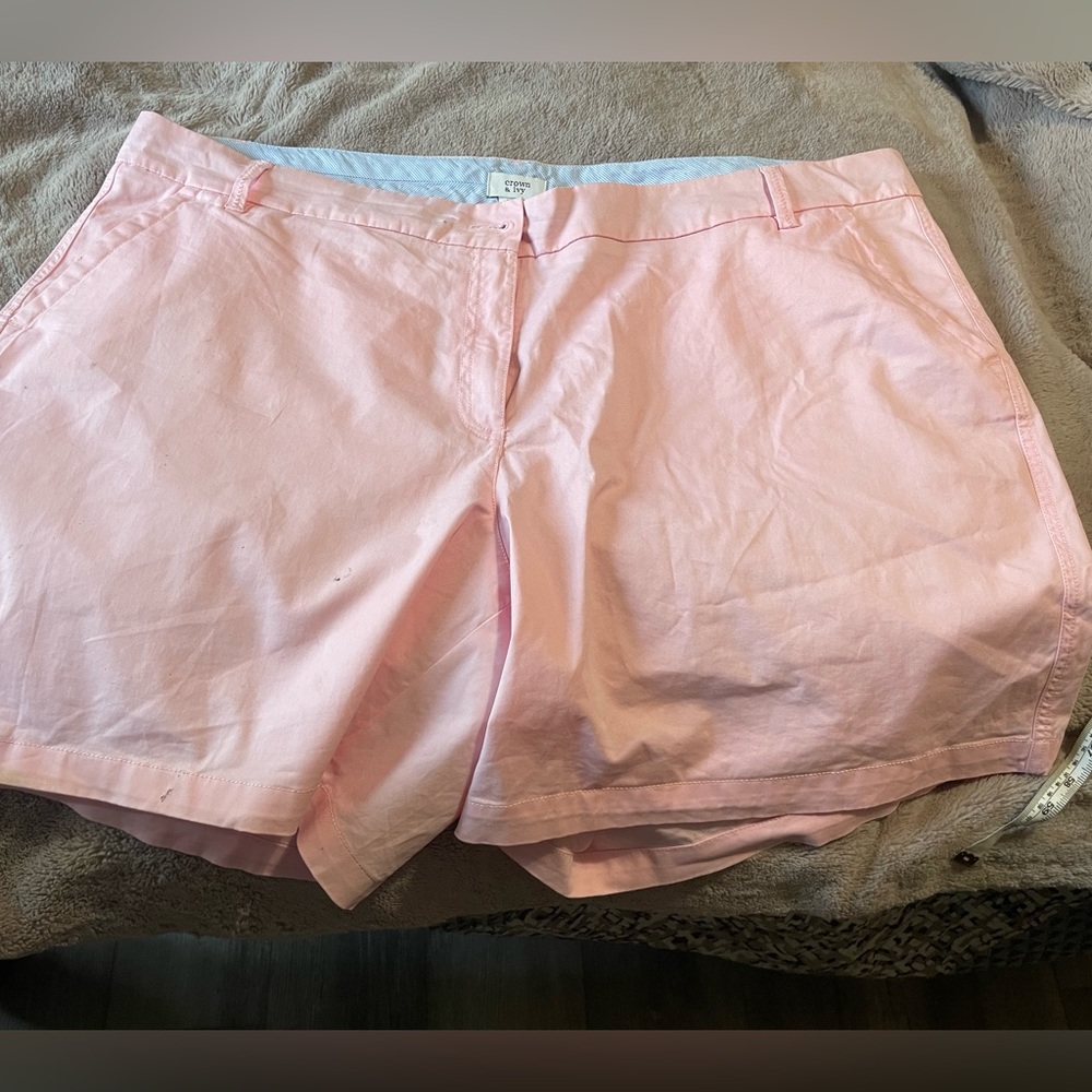 Pink comfortable Crown & Ivy shorts. Perfect for the summer weather!!